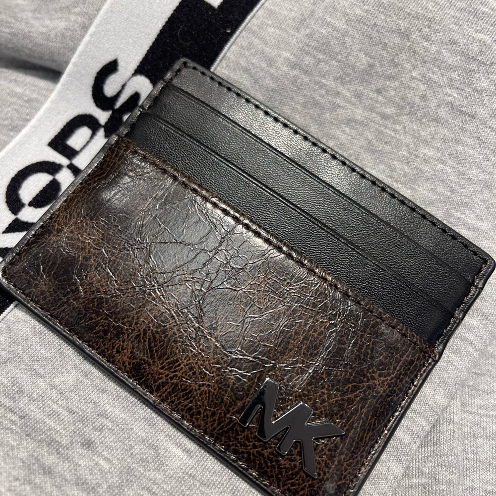 MICHAEL KORS Cyrus Burnished Tall Card Case
Chocolate Brown
NWT - Picture 3 of 16